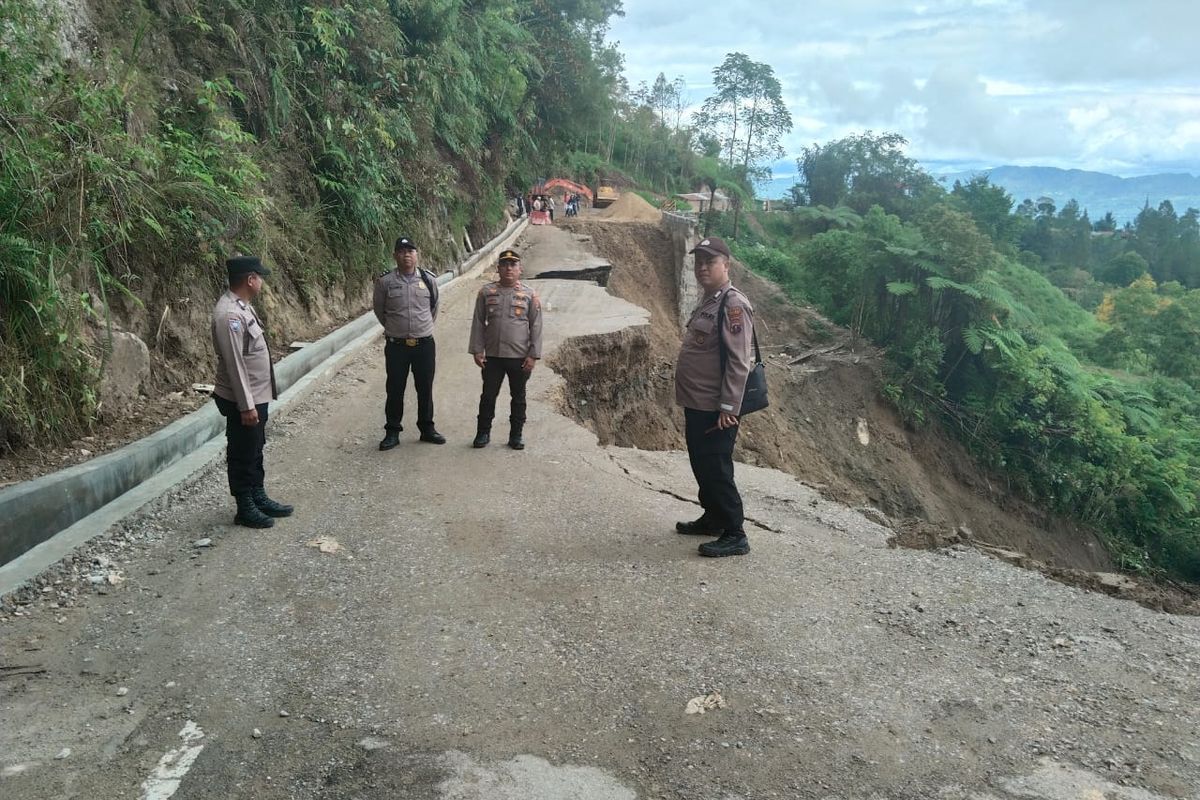 Kondisi jalan terputus akibat longsor di Jalan Lingkar Pulau Samosir, Kecamatan Simanindo, Kabupaten Samosir, Sumatera Utara, Minggu (26/1/2025)
