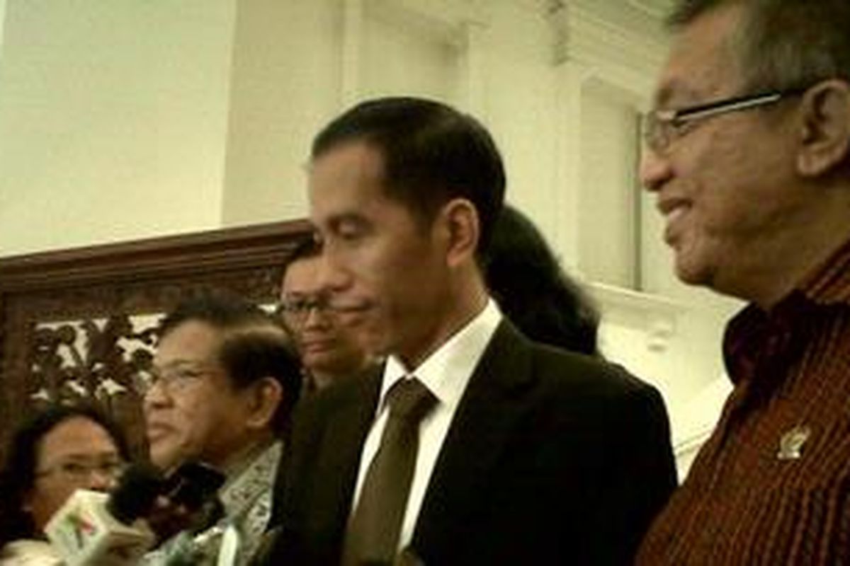 Gubernur DKI Jakarta Joko Widodo (tengah) dikunjungi oleh Dewan Perwakilan Daerah (DPD) RI, antara lain AM Fatwa dan Dani Anwar. Dalam kunjungannya ke Balaikota, hari ini, Senin (14/1/2013) DPD menyampaikan beberapa keluhannya terkait kinerja Pemprov DKI.