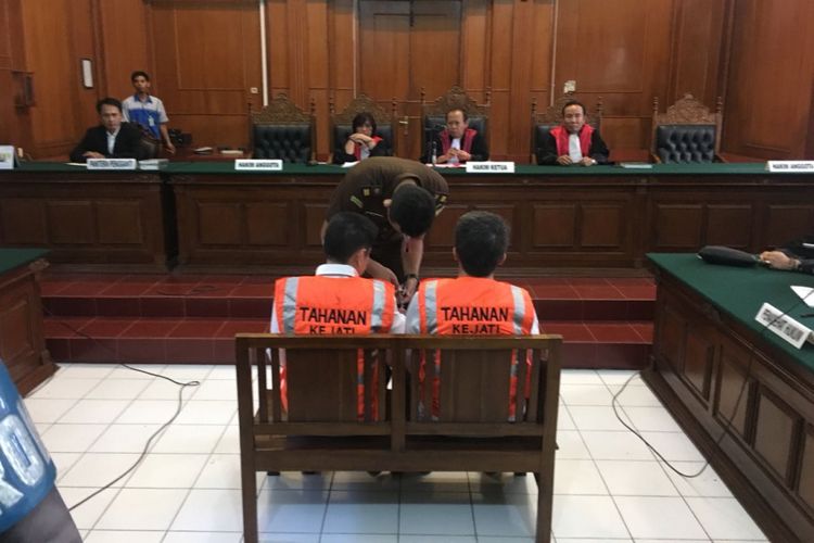 2 bos apartemen menjalani sidang perdana di Pengadilan Negeri Surabaya