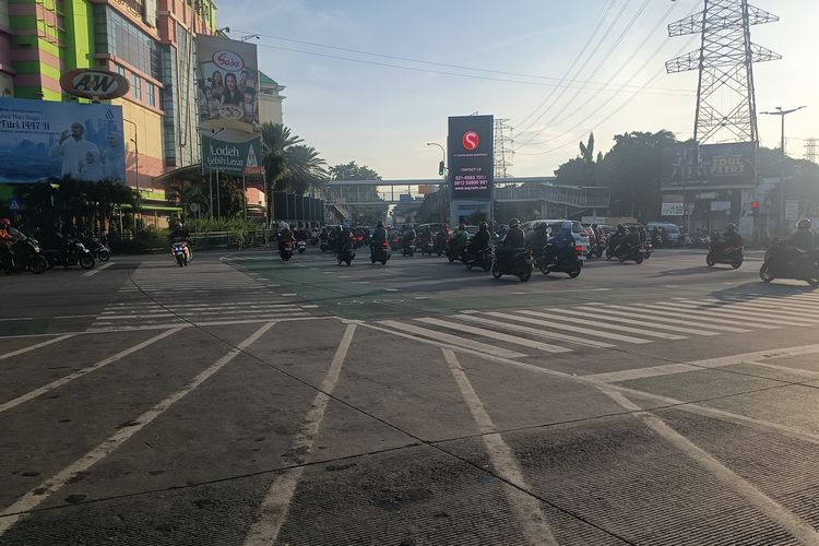 WFH ASN Hari Ini, Lalu Lintas di Simpang PGC Cililitan Pagi Ini Lancar
