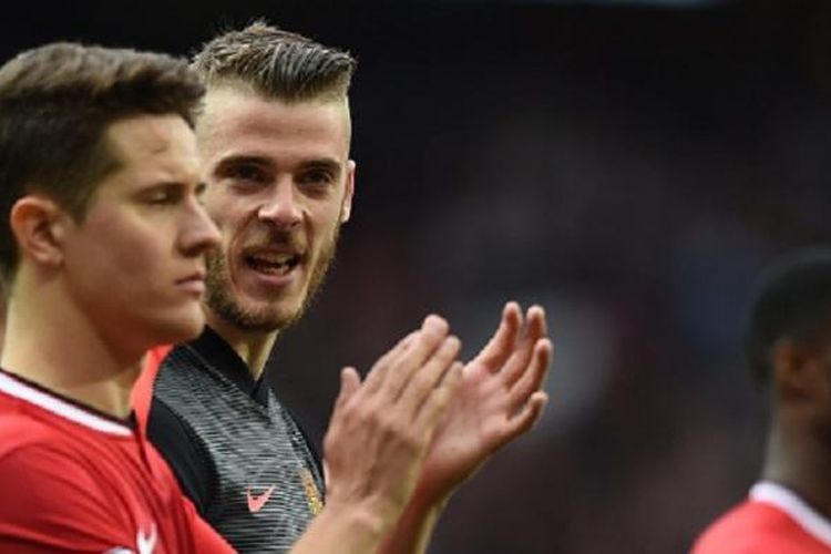 Dua pemain Manchester United, Ander Herrera dan David De Gea, tengah berbincang usai laga Premier League kontra Arsenal di Stadion Old Trafford, 17 Mei 2015.