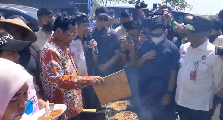 Ke Marunda, Mahfud Sempat Bakar Ikan dan Makan "Seafood"