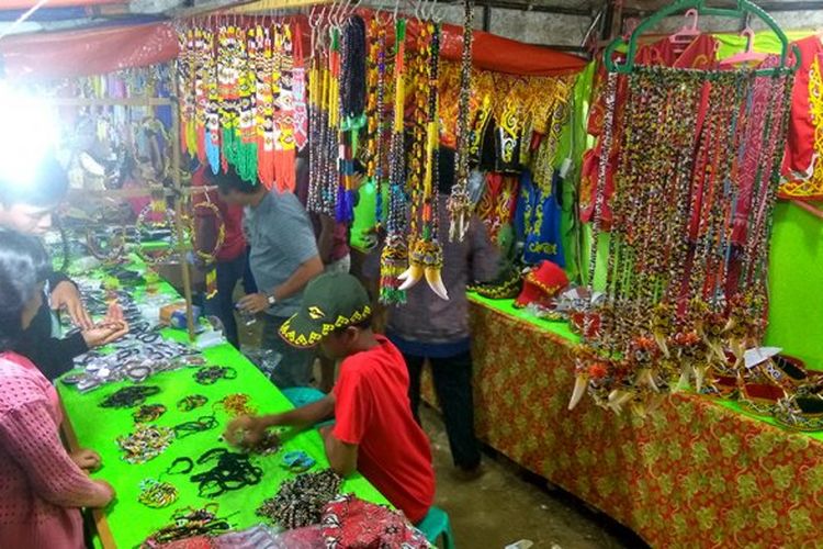 penjual pernak-pernik etnik Dayak di Pontianak