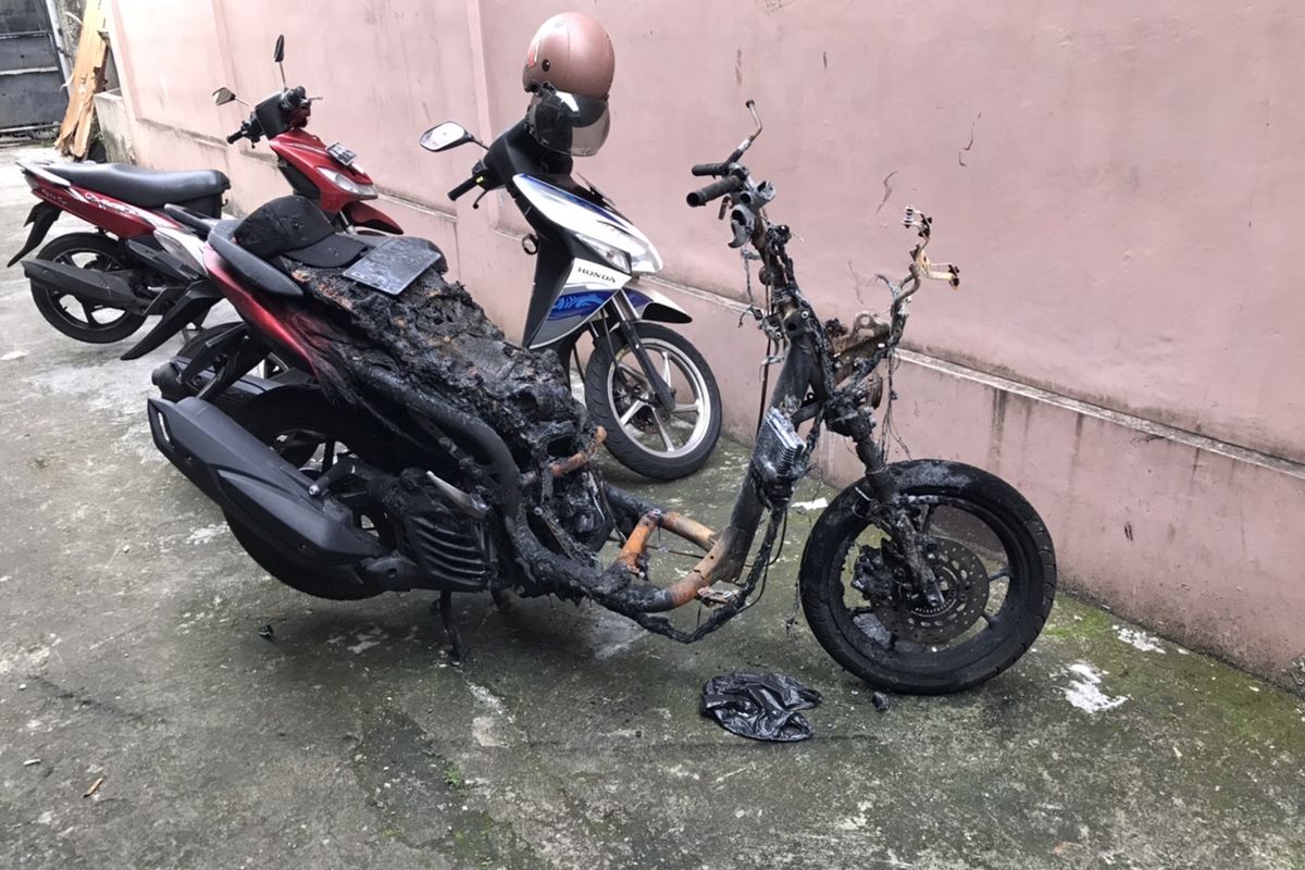 Motor Yamaha Lexi milik seorang penghuni indekos, Bilqis Maria Ulfa (36) hangus terbakar di seberang indekosnya di pinggir di Jalan Haji Salim 1, Gandaria Utara, Kebayoran Baru, Jakarta Selatan pada Kamis (14/1/2021) sekitar pukul 04.00 WIB.