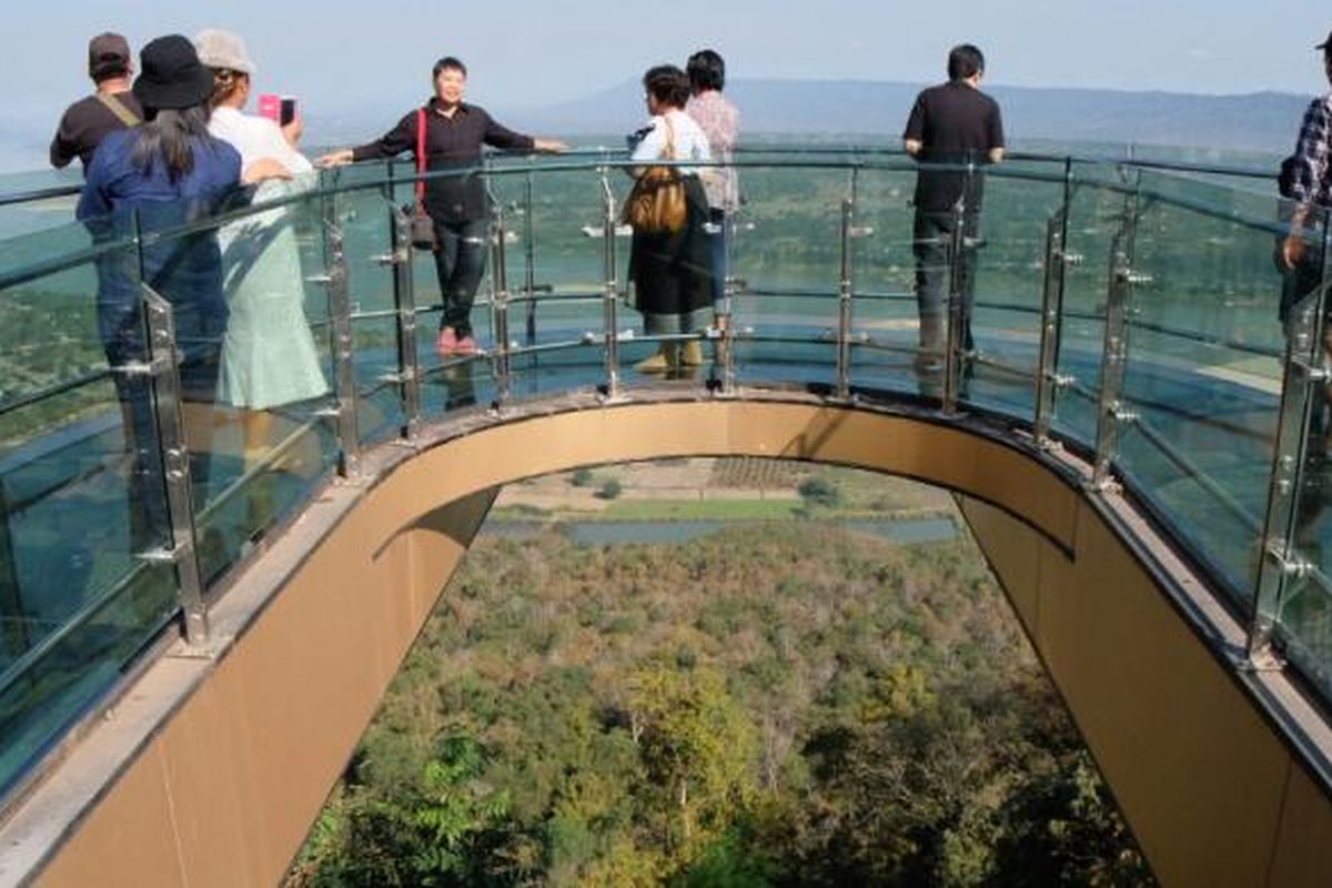 Obyek wisata ini bernama Skywalk yang terletak di Nong Khai, timur laut Thailand.