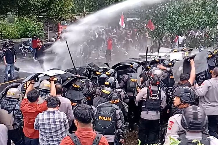 Demo Ricuh di DPRD Sulut: Pagar Roboh, Massa Dipaksa Mundur