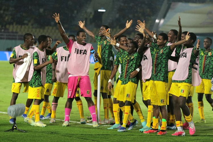 Para pemain Mali merayakan gol saat melawan Argentina pada laga perebutan peringkat ketiga Piala Dunia U17 2023 di Stadion Manahan, Solo, Jawa Tengah, Jumat (1/12/2023) malam WIB. Laga Argentina vs Mali tuntas dengan skor 0-3. 