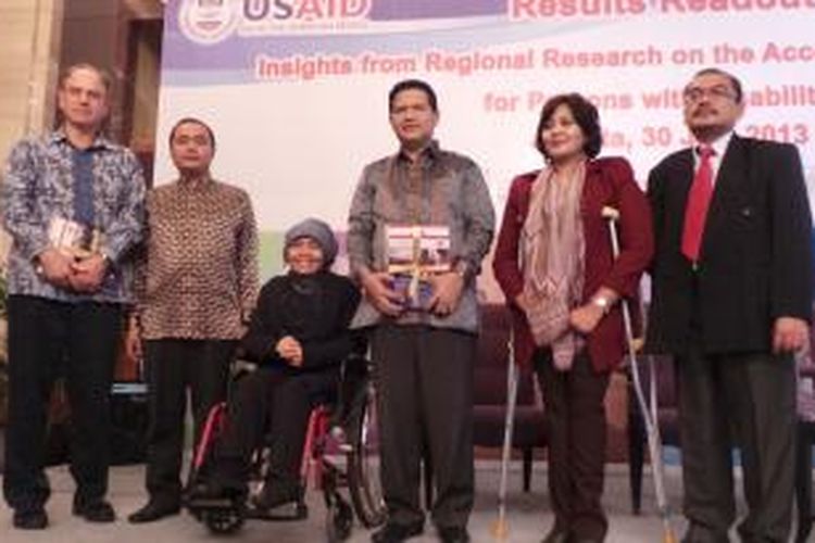 Perwakilan USAID dan Ketua Komisi Pemilihan Umum (KPU) Husni Kamil Manik menerima hasil penelitian yang dilakukan ASEAN General Election for Disability (AGENDA) tentang implementasi hak politik penyandang disabilitas. Berdasarkan temuan Jaringan Pendidikan Pemilih untuk Rakyat (JPPR) yang tergabung dalam AGENDA, Indonesia tidak memiliki data pemilih penyandang disabilitas.