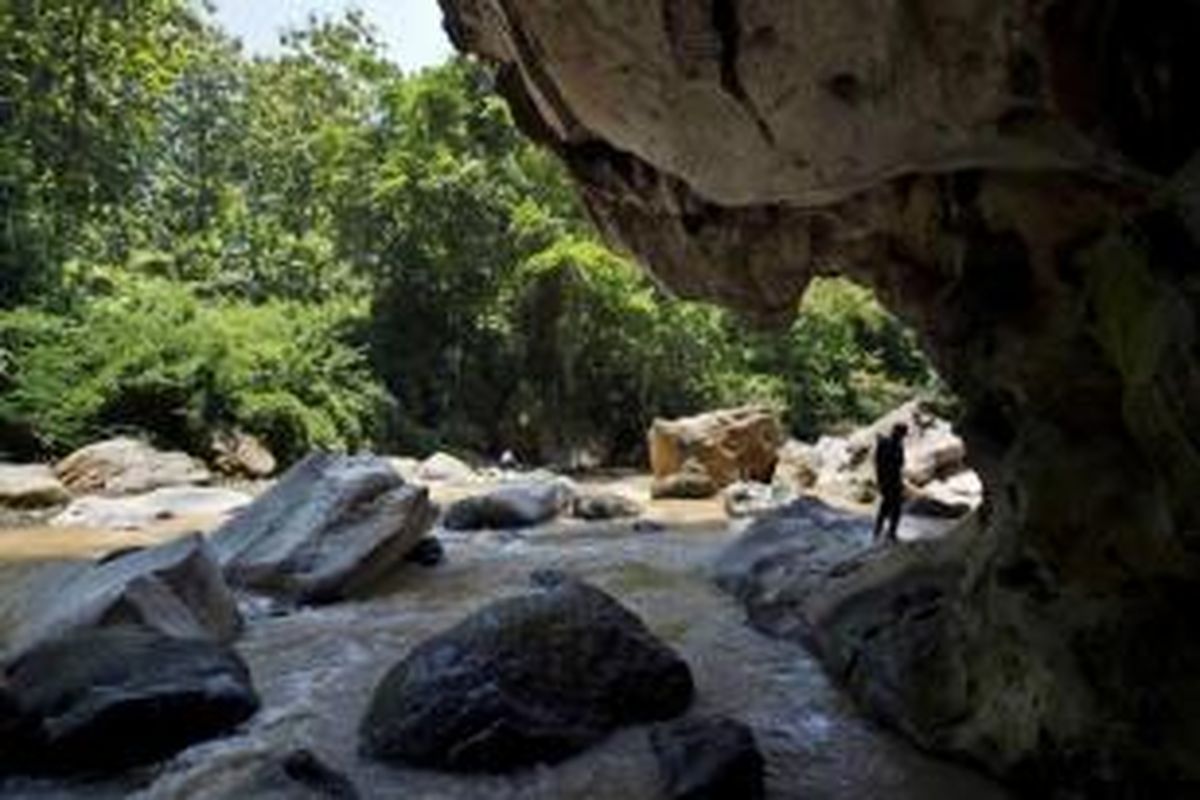 Warga melihat formasi tebing dan gua alam di kawasan Sungai Citarum yang tidak tercemar dekat Bendungan Saguling, 22 Maret 2015.