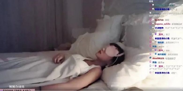 Wang Yiming, seorang streamer Twitch saat menyiarkan dirinya tidur selama lima jam. Aksinya itu jadi kontroversi karena bisa meraup hingga lebih dari Rp 40 juta.