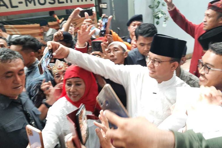 Anies Baswedan menyapa pendukung di pusat Kuliner Gayungan Surabaya, Jumat (17/3/2023).