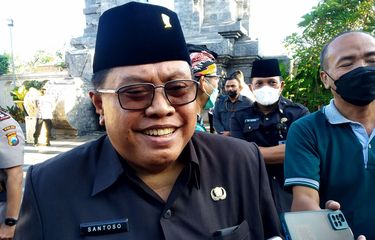 Wali Kota Blitar Santoso menjawab pertanyaan wartawan di area Makam Bung Karno, Jumat (13/5/2022)