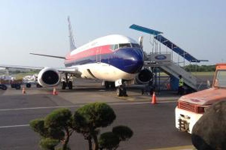 Pesawat Sriwijaya Air tujuan Jakarta-Surabaya-Kupang terpaksa mendarat di Bandara Ahmad Yani, Semarang, Kamis (21/8/2014) sore karena mengalami retak kaca depan gara-gara menabrak burung.