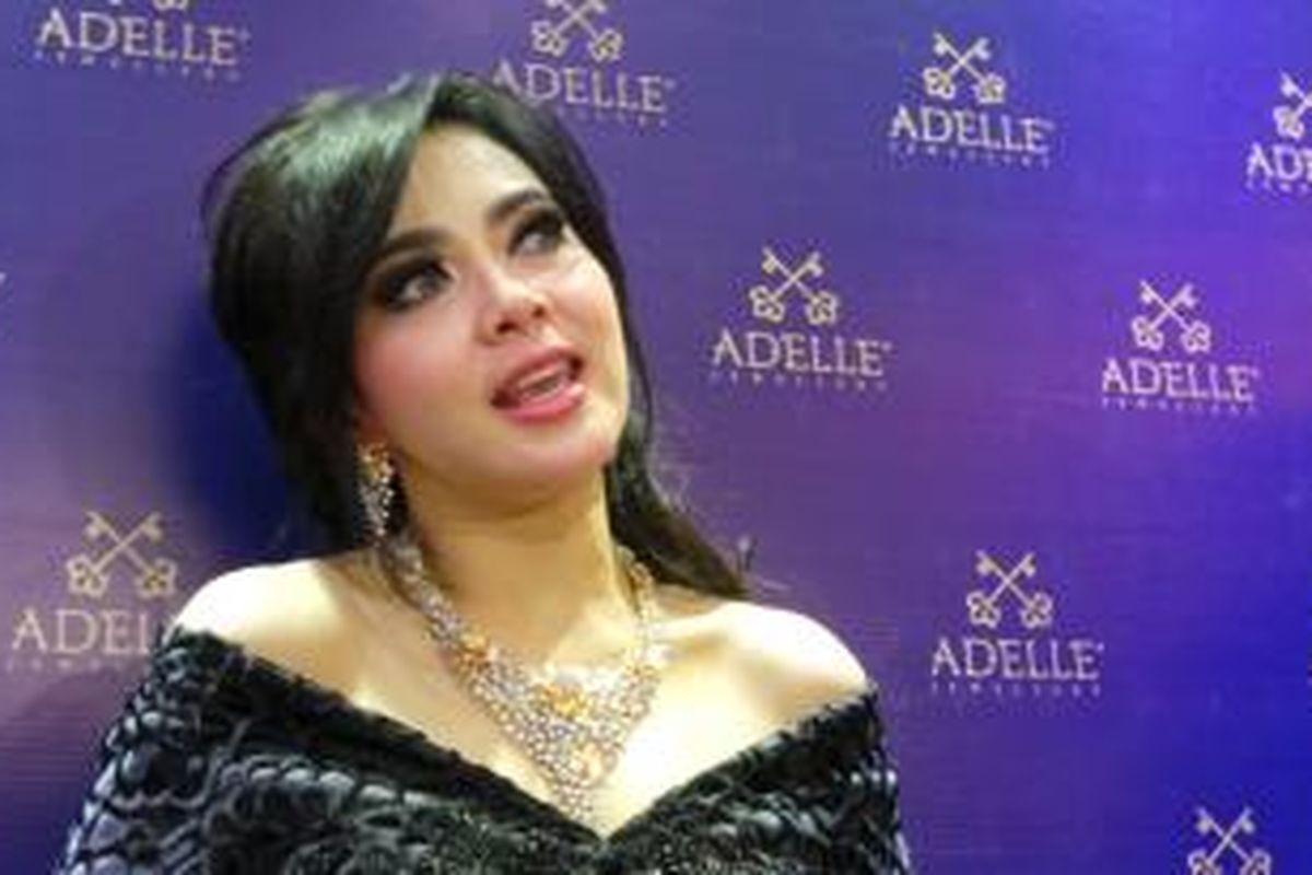 Syahrini hadir dalam pembukaan toko berlian Adelle Jewellery di Trans Studio Mall, Jalan Gatot Subroto, Bandung, Jawa Barat, Minggu (8/2/2015) malam.