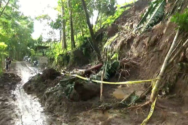 Lokasi tanah longsor yang menghantam lima warga yang mengakibatkan tiga orang tewas, dua orang luka-luka, Di Kecamatan Sendang Tulungagung Jawa Timur, Senin (24/10/2022).