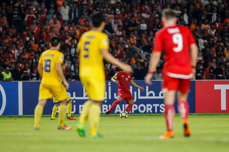 Pemain Persija Jakarta Ismed Sofyan berebut bola dengan pemain Song Lam Nghe An pada laga kedua Grup H Piala AFC di Stadion Utama Gelora Bung Karno, Jakarta, Rabu (14/3/2018). Persija menang dengan skor 1-0.