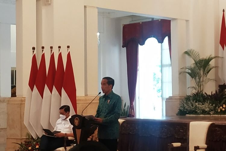 Presiden Joko Widodo saat memberikan pengantar pada Sidang Kabinet Paripurna tentang Kondisi Perekonomian Tahun 2023, Evaluasi Penanganan Covid-19 dan Ketahanan Pangan dan Energi di Istana Merdeka pada Selasa (6/12/2022).