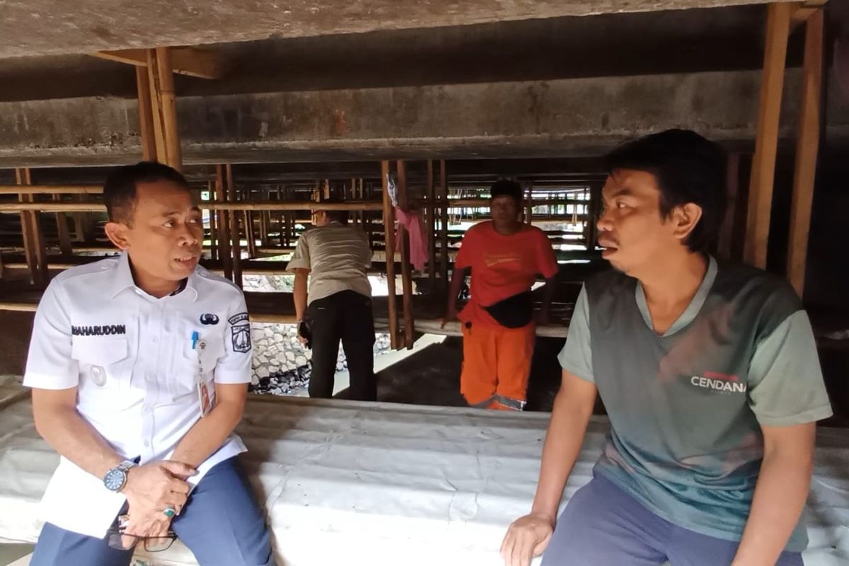 Kisah Iwan Terpaksa Tinggal di Kolong Tol JORR sejak Pandemi Hancurkan Ekonominya