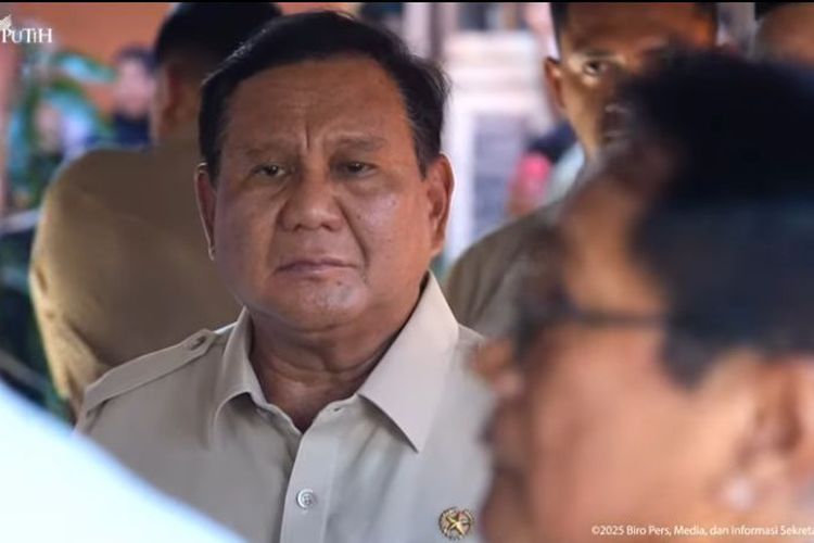 Presiden Prabowo Subianto saat mendengarkan laporan sesaat sebelum berdialog dengan warga korban banjir di Kasai Permai, Sumatera Barat, Senin (1/12/2025).