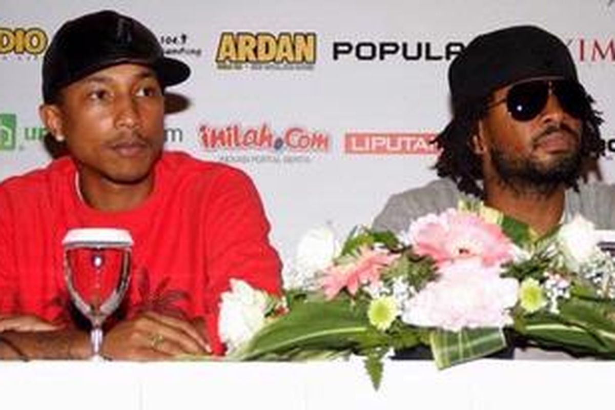 Dua personel grup R&B-soul dari Amerika Serikat N.E.R.D, Pharrell Williams (kiri) dan Chad Hugo, dalam jumpa pers di The Ritz-Carlton Hotel Mega Kuningan, Jakarta, menjelang konser mereka di Istora Senayan, Senin (10/1/2011) malam.