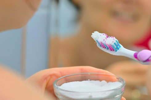 4 Keuntungan Pakai Baking Soda untuk Perawatan Gigi dan Mulut
