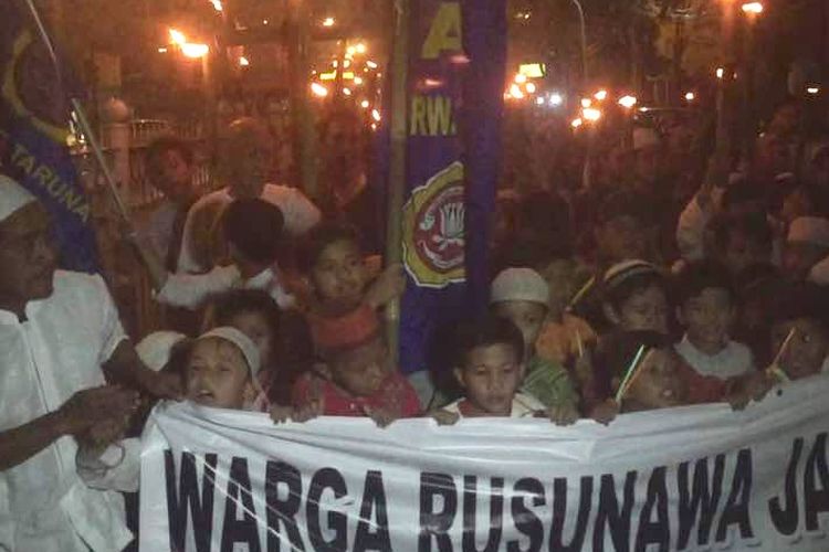 Ratusan warga Kampung Pulo dan Rusunawa Jatinegara melakukan pawai obor dalam menyambut kemenangan pasangan calon gubernur dan wakil gubernur DKI Jakarta Anies Baswedan-Sandiaga Uno, Kamis (20/4/2017).