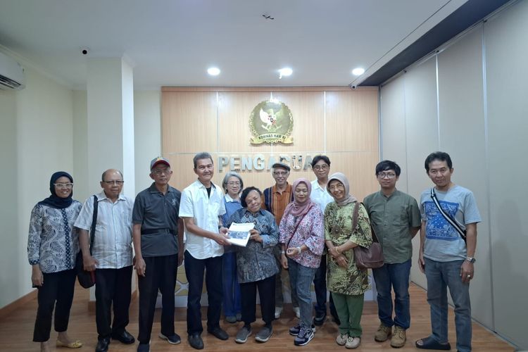 Sejumlah warga terdampak tempat pembuangan akhir (TPA) liar di Kecamatan Limo, Kota Depok, Jawa Barat mengadu ke Komisi Nasional Hak Asasi Manusia (Komnas HAM).