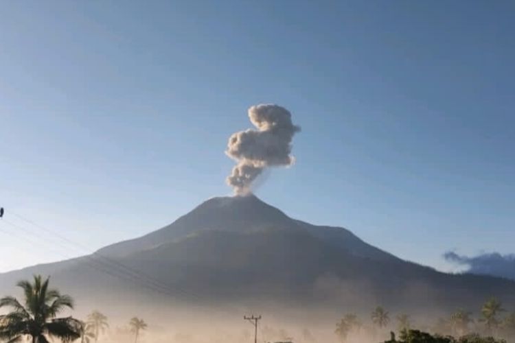 Gunung Lewotobi Alami Erupsi hingga Rabu Pagi, 7 Desa Diimbau Waspada Banjir Lahar