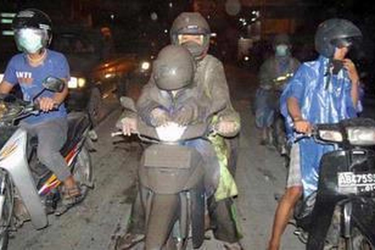 Sejumlah warga yang mengungsi terlihat melewati perempatan Jalan Kaliurang, Kentungan, Yogyakarta, Jumat (5/11/2010). Pusat Vulkanologi dan Mitigasi Bencana Geologi memperluas jarak aman bencana menjadi 20 kilometer dari puncak Gunung Merapi setelah gunung tersebut kembali meletus dini hari. Pengungsian pun dipindahkan ke sejumlah tempat seperti di Stadion Maguwoharjo. 