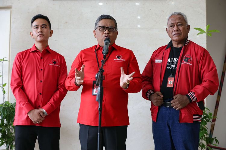 Wali Kota Solo Gibran Rakabuming Raka (kiri), Sekretaris Jenderal PDI-P Hasto Kristiyanto (tegah), dan Ketua Bidang Kehormatan PDI-P Komarudin Watubun (kanan) memberikan keterangan pers di kantor DPP PDI-P, Jalan Diponegoro, Jakarta, Senin (22/5/2023). Pemanggilan terkait pertemuan Gibran dan Prabowo Subianto di Solo.