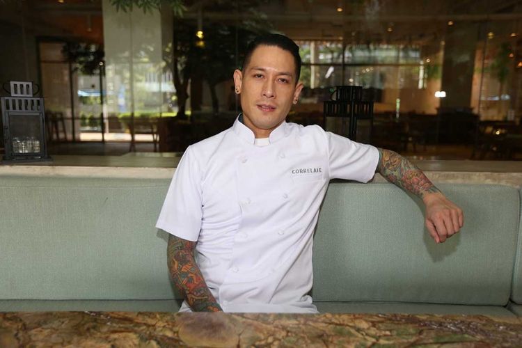 Junior Rorimpandey atau lebih dikenal dengan Chef Juna berpose di Restoran Correlate, Kuningan, Jakarta, Rabu (21/6/2017). Selama 13 tahun menjadi chef di Amerika, Juna mempelajari berbagai masakan khas sejumlah negara, kini penikmat kuliner dapat menikmati langsung hidangan kreasinya di restoran terbaru miliknya, Correlate.