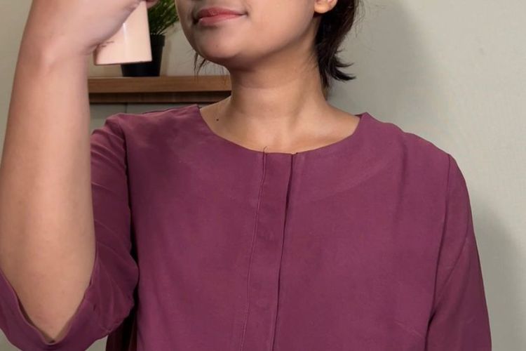 Model yang sedang melakukan step pada tahapan makeup sederhana, Jakarta Barat, Kamis (07/03/2024).