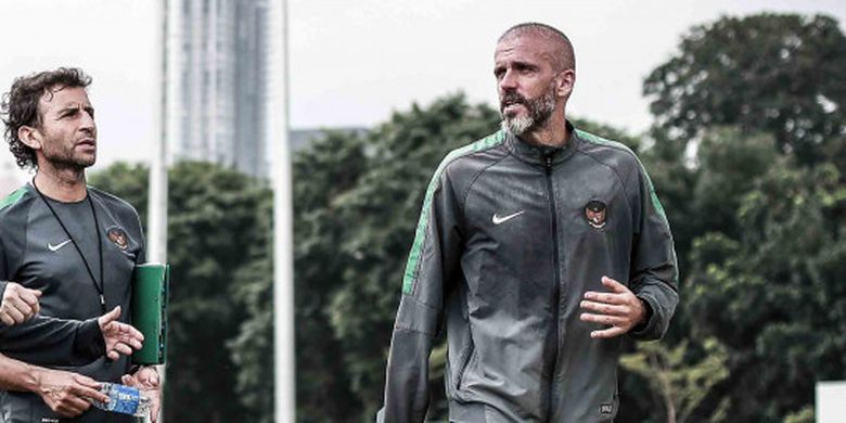 Pelatih Timnas Indonesia, Luis Milla, bersama dua asistennya Miguel Gandia dan Eduardo Perez, saat menjalani pemusatan latihan timnas U-23 Indonesia di lapangan ABC Senayan, Jakarta.