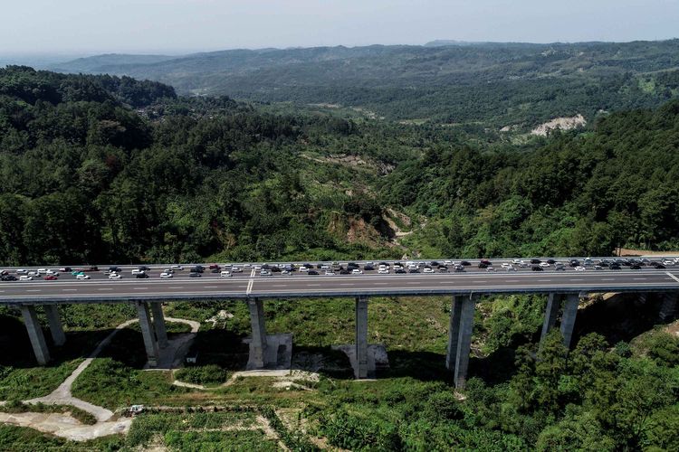 Kendaraan pemudik dari arah Jakarta melewati Tol Semarang-Solo, Jawa Tengah, Jumat (31/5/2019). Volume arus mudik dari arah Jakarta yang memasuki Gerbang Tol Bawen-Salatiga menuju ke sejumlah wilayah di Jateng dan Jatim pada H-5 siang hari terpantau padat merayap.