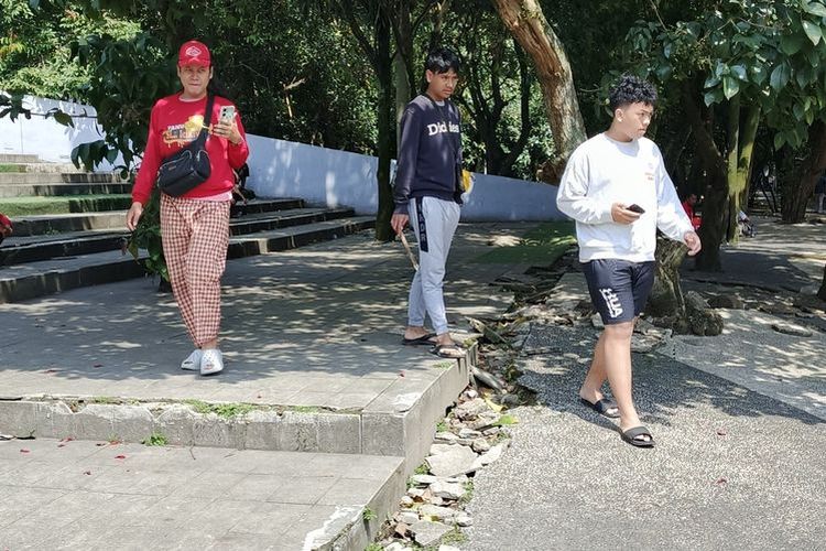 Menjajal Pencarian Koin Jagat di Taman Tegallega Bandung...