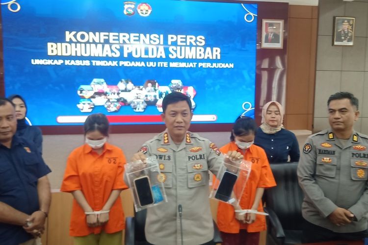 Kabid Humas Polda Sumbar Kombes Pol Dwi Sulistyawan memperlihatkan barang bukti dan 2 Selebgram Sumbar yang diduga promosikan situs judi online, Selasa (28/3/2023).