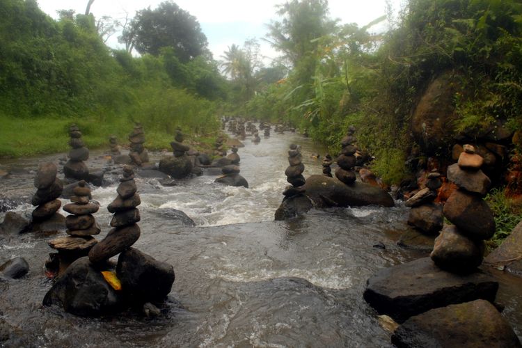 Puluhan batu bertumpuk di Sungai Cibojong, Desa Jayabakti, Kecamatan Cidahu, Kabupaten Sukabumi, Jawa barat, Rabu (28/2/2018).