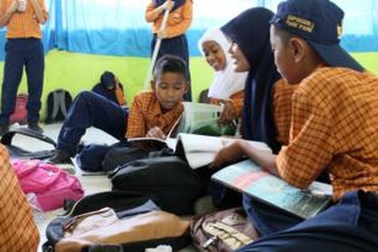 Para siswa SMP Negeri 2 Kota Parepare, Sulawesi Selatan, mengikuti pelajaran sekolah sembari lesehan. Gambar diambil pada Rabu (27/8/2014).