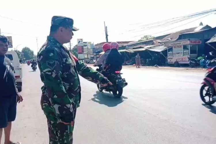 Seorang petugas TNI menunjukkan titik lokasi kecelakaan lalulintas di jalur Trans Sulawesi, Kabupaten Gowa, Sulawesi Selatan yang menewaskan seorang ibu rumah tangga dan putranya yang masih berusia tiga tahun. Minggu, (23/7/2023).
