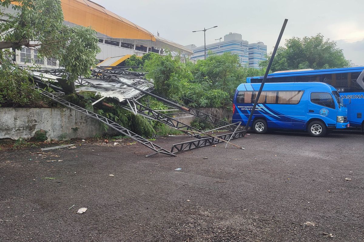 Satu Mobil Terkena Kanopi Parkiran Bus BNN yang Terbang ke Tol Cawang