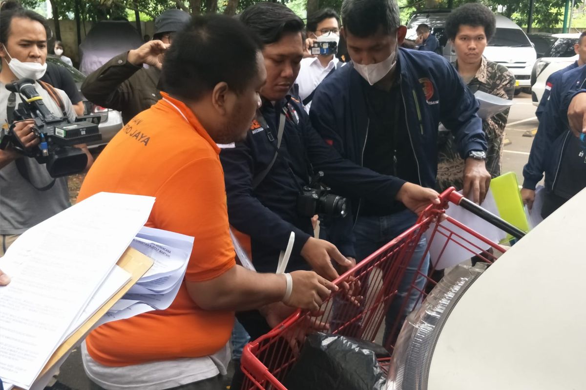 Tersangka Christian Rudolf Tobing mengikuti proses rekonstruksi kasus pembunuhan perempuan yang jasadnya ditemukan di Tol Becakayu, Rabu (7/12/2022) di Mapolda Metro Jaya. 