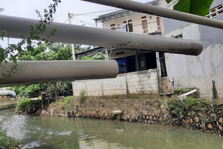 Sekitar 237 keluarga di Kelurahan Rambutan, Kecamatan Ciracas, Jakarta Timur, membuang kotoran atau tinja langsung ke kali karena belum memiliki septic tank.