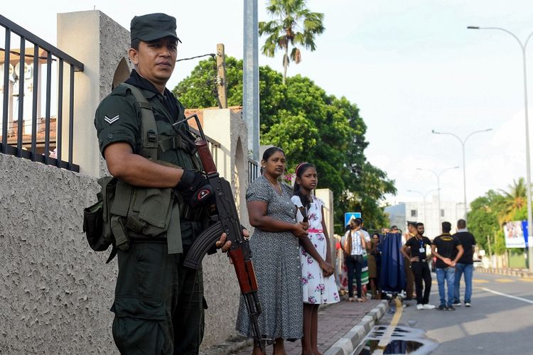 Tentara Sri Lanka berjaga di depan gereja St Theresa, Minggu (12/5/2019), saat kembali digelarnya misa, yang pertama setelah insiden serangan bom pada Minggu Paskah bulan lalu.