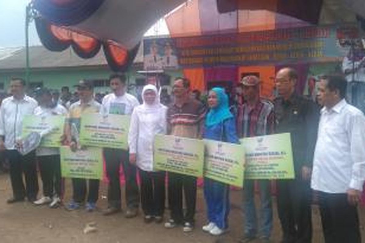 Menteri Khofifah Indar Parawansa datang ke Kabupaten Mesuji, Provinsi Lampung, Selasa (24/11/2015), membawa sejumlah bantuan khusus bertepatan dengan HUT ke-7 kabupaten tersebut. 