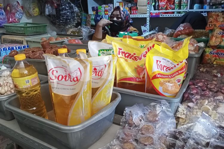 Sejumlah pedagang sembako di beberapa Pasar di Kabupaten Bandung mengeluhkan harga Gula Pasir dan Terigu yang mulai naik, Jumat (25/3/2022)