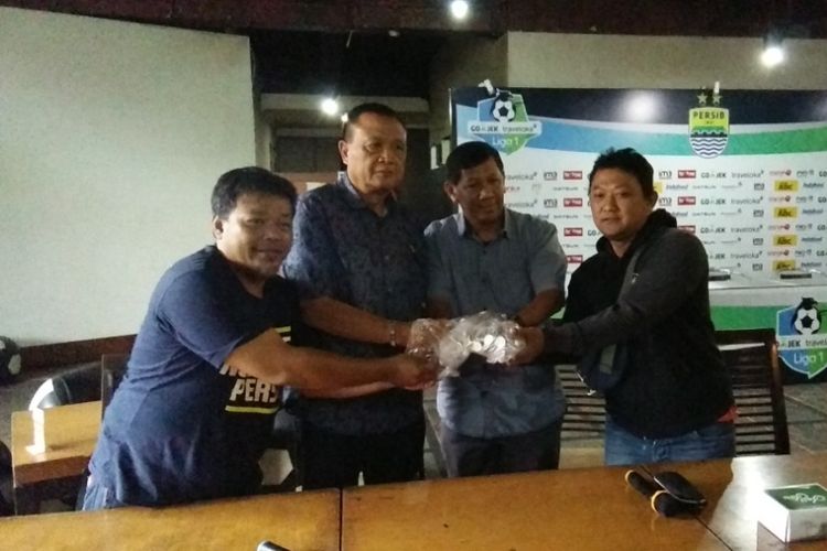 Pentolan Bobotoh Yana Umar (kiri) saat menyerahkan dana sumbangan Koin Untuk PSSI kepada Komisaris PT PBB Zainuri Hasyim (kedua kiri) di Graha Persib, Jalan Sulanjana, Rabu (27/9/2017) 