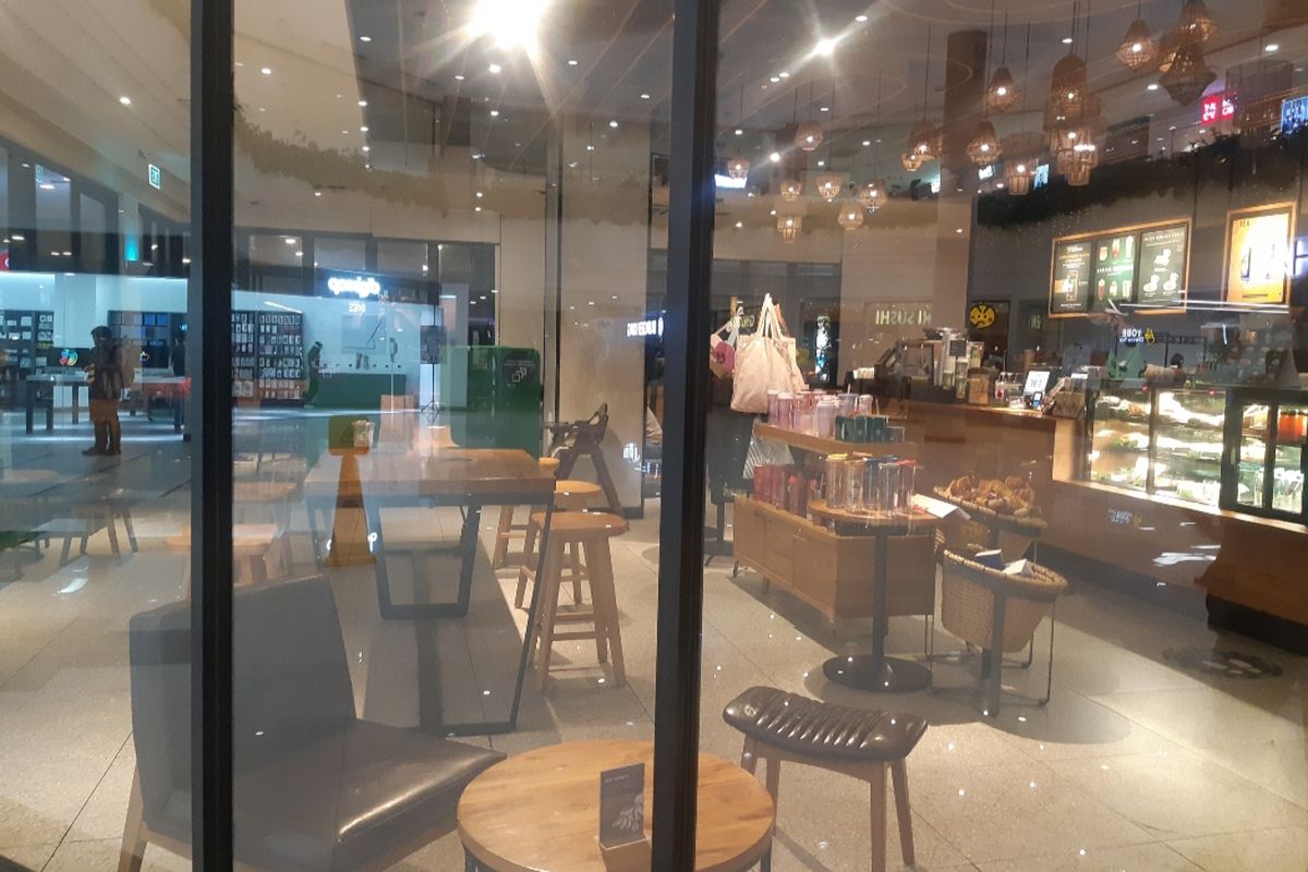 Suasana Starbucks Sunter Mall di Tanjung Priok, Jakarta Utara, Kamis (2/7/2020) malam