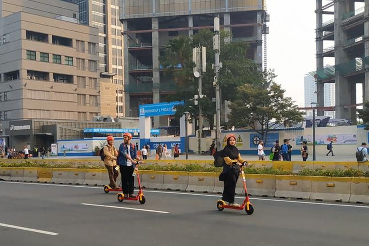 Warga tampak antusias menjajal otopet listrik di jalan MH Thamrin yang bebas kendaraan, Sabtu (22/6/2019) sore jelang acara puncak perayaan hari ulang tahun ke-492 Jakarta.