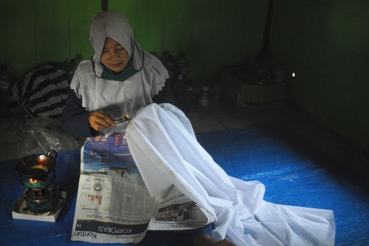 Suasana pembuatan batik tulis Virus Corona serta motif lain di rumah Kartini (38) di Dusun Cangkring, Desa Grabagan, Kecamatan Kradenan, Kabupaten Grobogan, Jawa Tengah, Kamis (26/11/2020). 