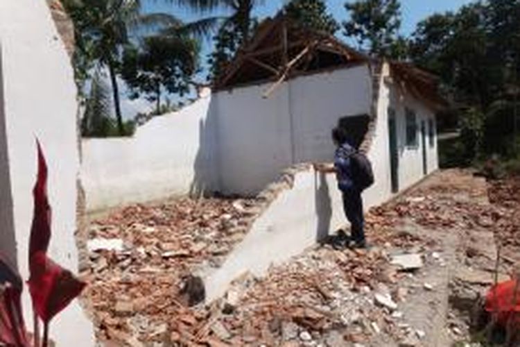 Inilah kondisi dua ruangan kelas TK Al Mubtadiin, di Dusun Potok Desa Sukowono, Jember Jawa Timur, yang ambruk saat kegiatan belajar mengajar berlangsung, Kamis (31/10/13).